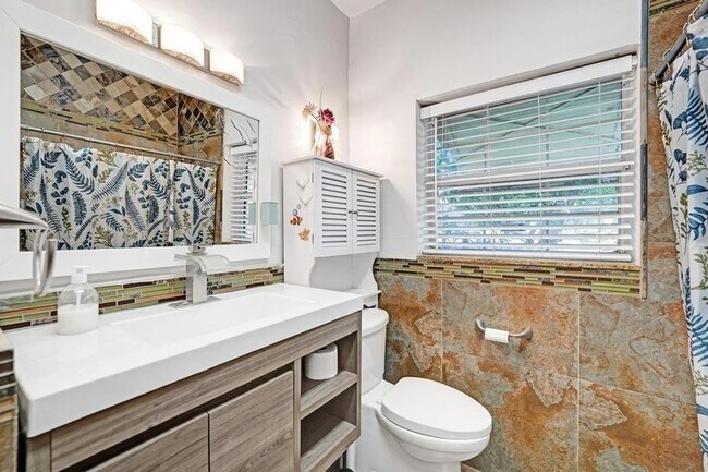 Building Photo - 2000 Jackson St