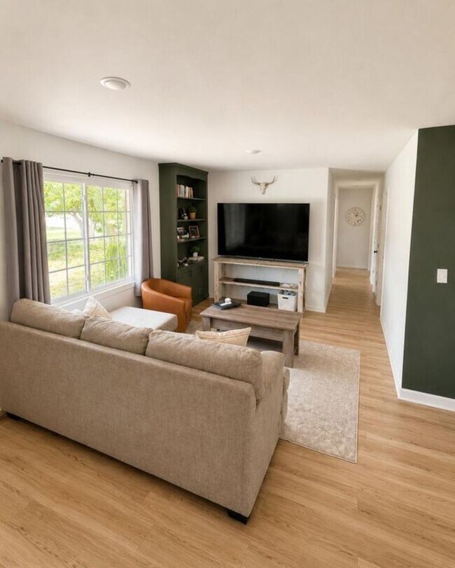Building Photo - Available August 1! 4 Bedroom 2 Bathroom Ranch - Dogs Okay!