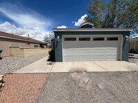 Building Photo - Cute 3 Bedroom 2 Bathroom Home In Rio Rancho!