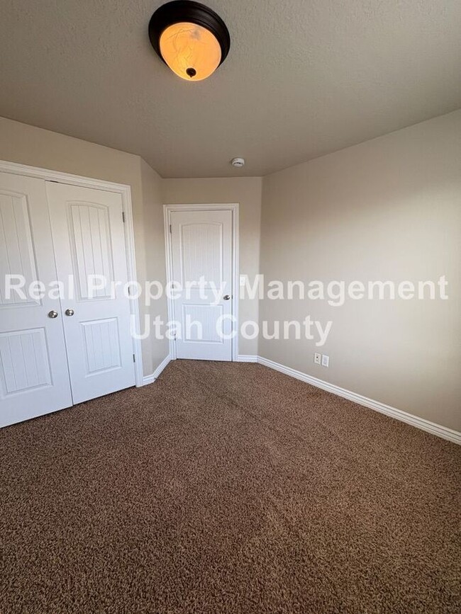 Building Photo - 2477 Garden Dr