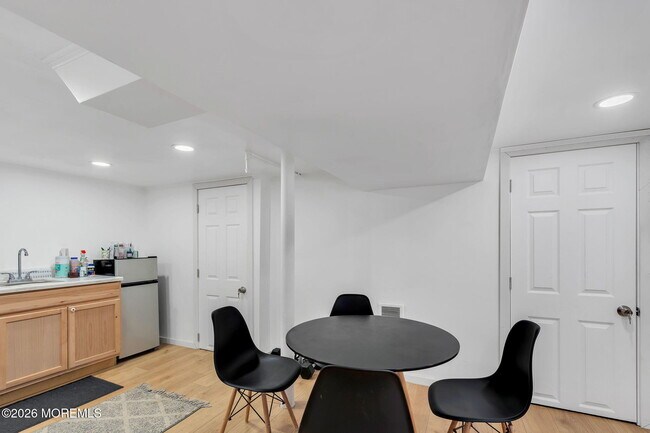 Building Photo - 12 Main St