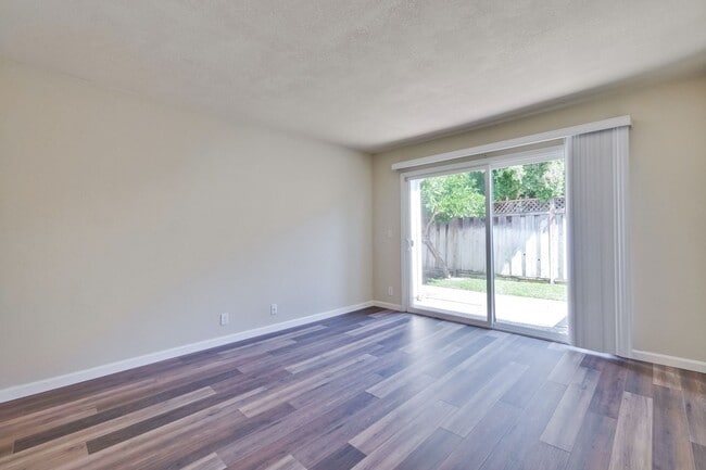 Building Photo - Reduced-Beautiful 3 bedroom 2 bath Single Family Home $4395