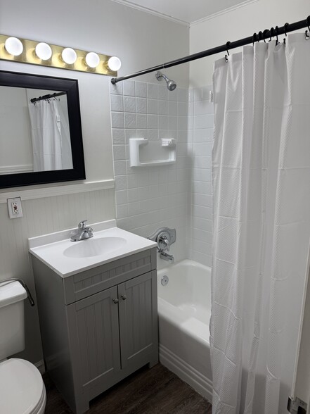 Bathroom - 2450 Dexter Ave N