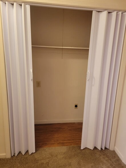 Laundry closet - 208 Glamorgan Dr