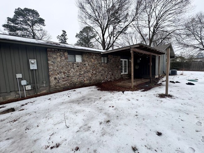 Building Photo - 3000 Springhill Rd