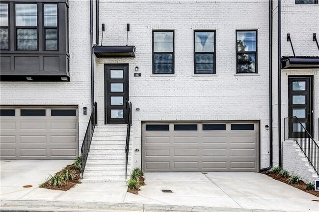 Building Photo - 827 Stone Ridge Ln NE