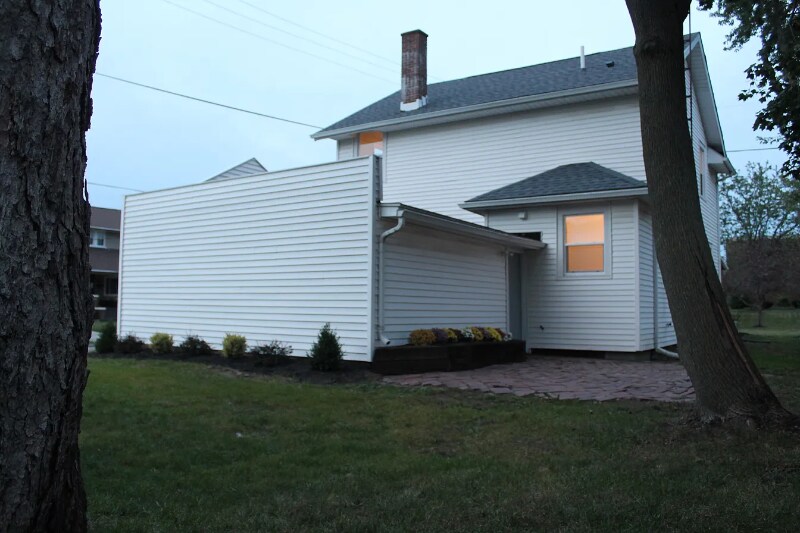 Building Photo - 819 E College Ave