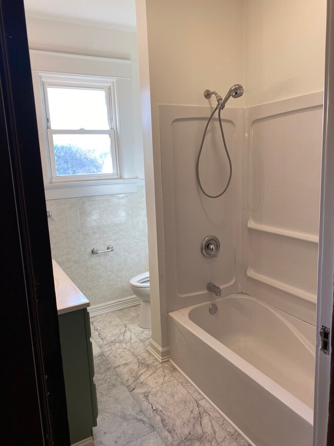 Building Photo - 1003 Maple Ave