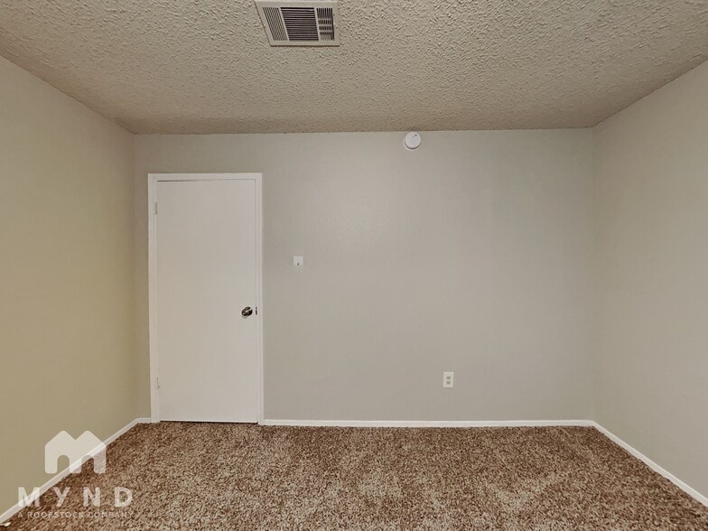 Building Photo - 4801 Meadowood Dr