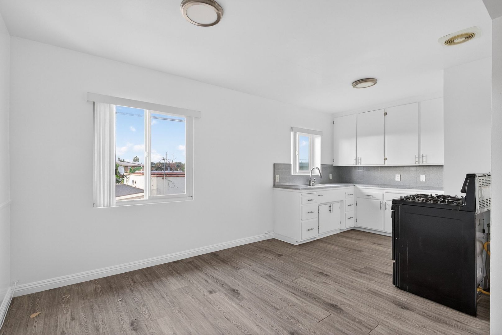 Building Photo - 216 E Burnett St