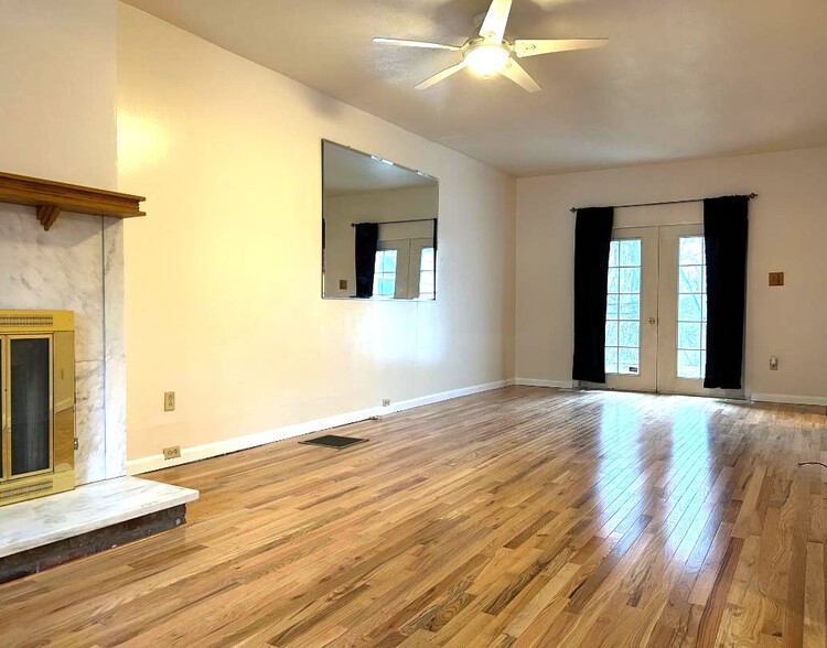 Building Photo - 1527 Orangewood Ave