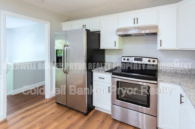 Building Photo - 313 Maple Way