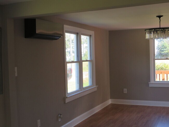 Building Photo - 3 Bedroom 2 Bath Home