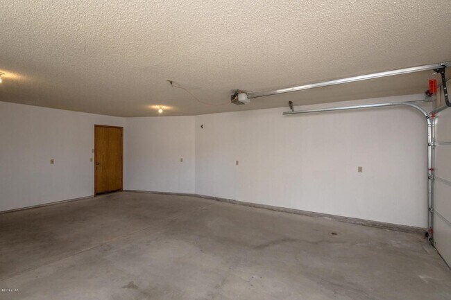 Building Photo - Unfurnished Long Term House! Price Adjustm...