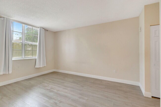 Building Photo - 780 S Sapodilla Ave
