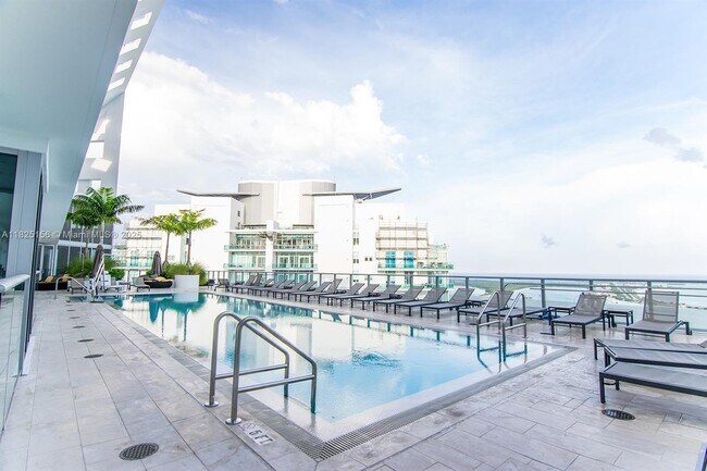 Building Photo - 1300 Brickell Bay Dr