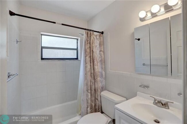 Building Photo - 450 NE 58th Ct