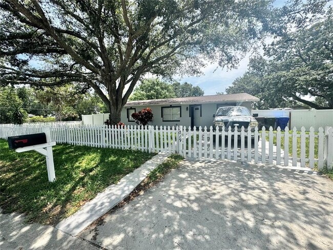 Primary Photo - 719 N Lavon Ave