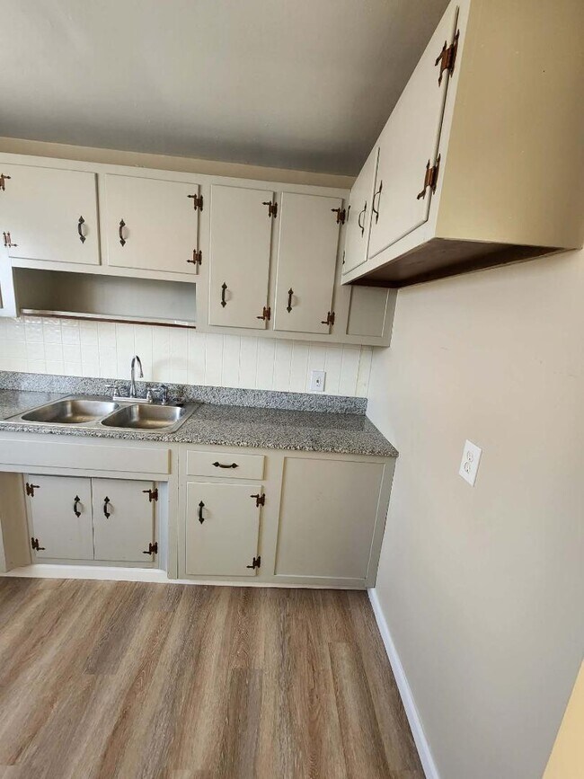 Building Photo - 1654 Abbott Rd