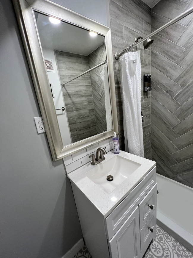 Full Bathroom - 3827 Monroe Ave