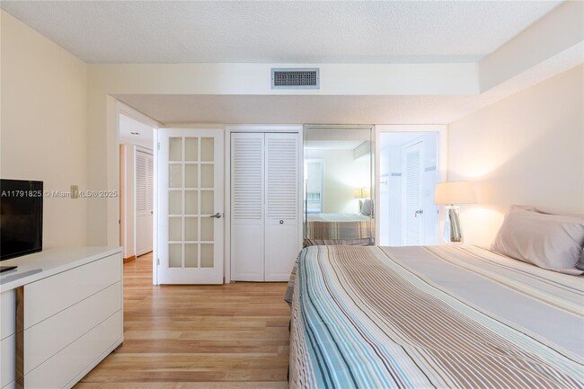 Building Photo - 6039 Collins Ave