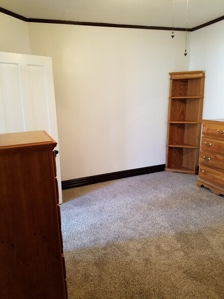 Main level bedroom - 556 Rose Ave E