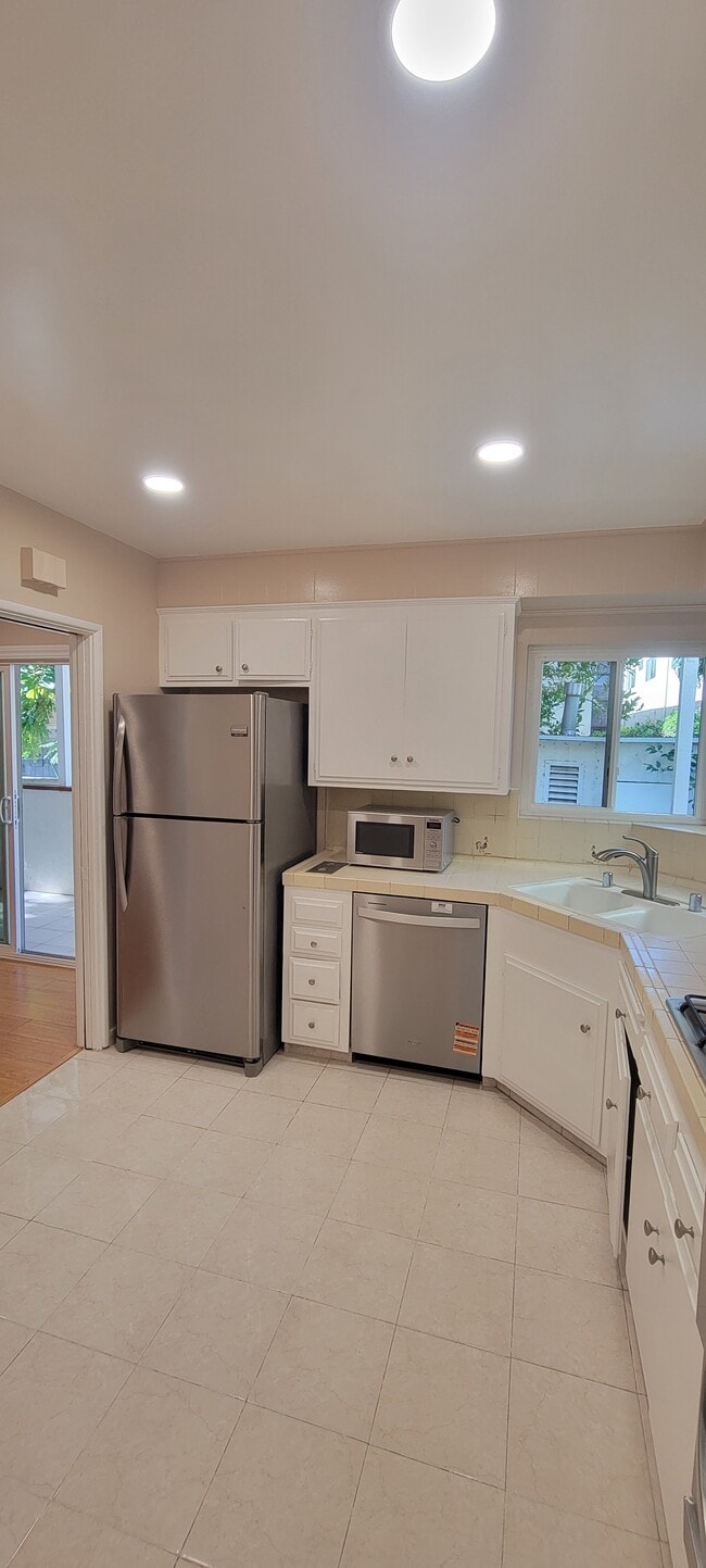 Building Photo - 1907 Overland Ave