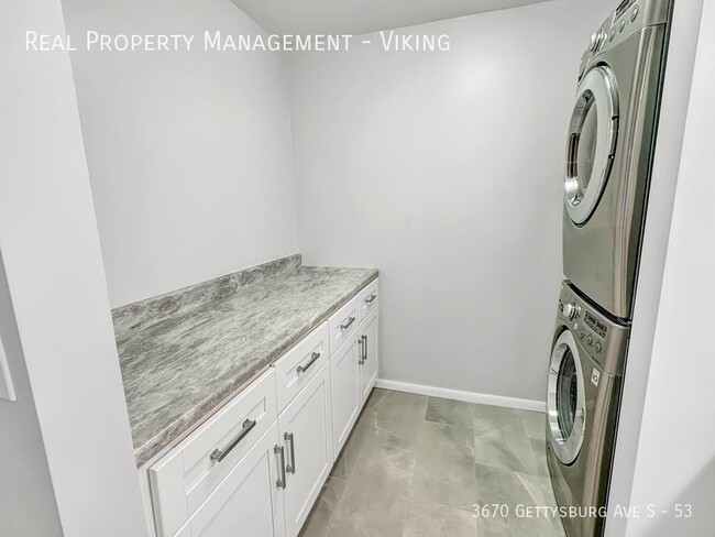 Building Photo - Renovated 2 Bed 1.5 Bath 1 Car Garage! - D...