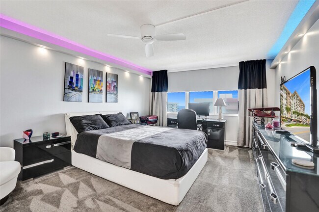 Building Photo - 1150 Hillsboro Mile