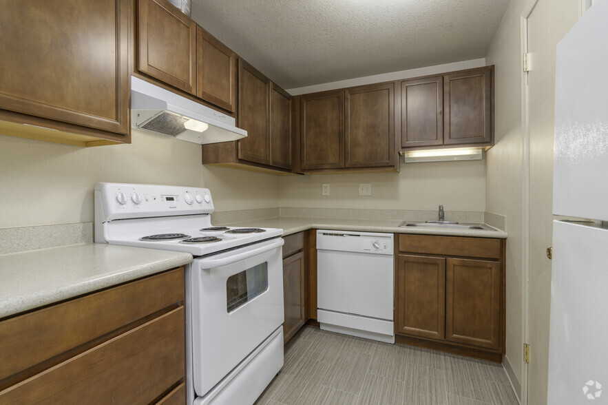 1BR, 1BA - 670SF Kitchen - Knoll West