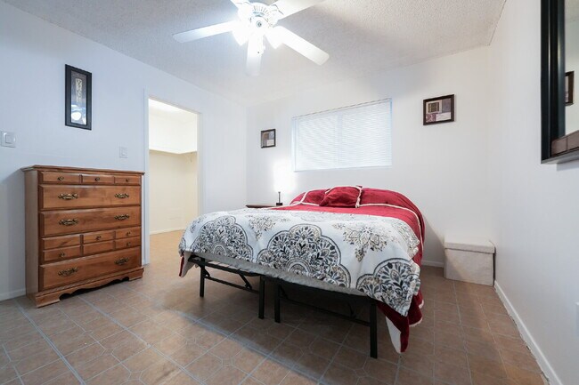 Building Photo - Warm and Welcoming Fully Furnished 2BR/1BA...