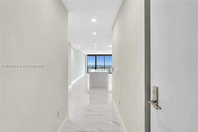 Building Photo - 700 NE 24th St