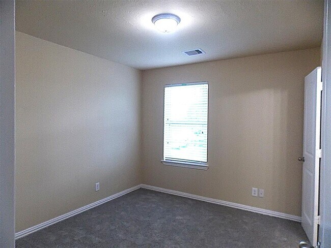 Building Photo - 6130 Carver Pines Dr