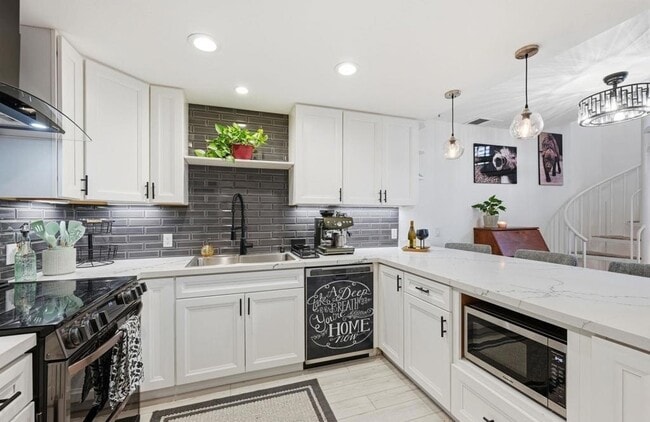 Building Photo - 744 Eastshore Terrace