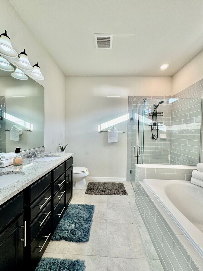 Building Photo - Elegant Lakeside Rental Home In Resort-Sty...