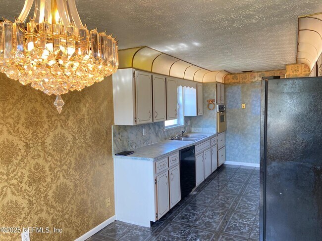 Building Photo - 1120 Bluehill Dr N