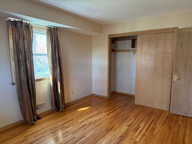 Building Photo - Comfortable, Updated Home in the Heart of Roseville. Avail NOW. *In-Unit Laundry*