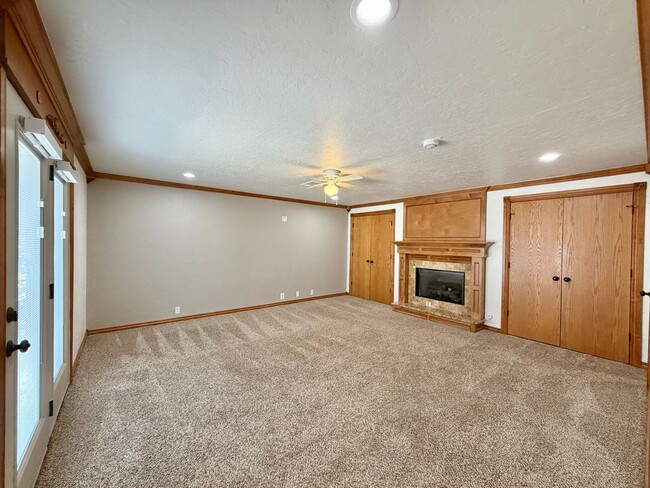 Building Photo - 6933 NW Eisenhower Dr