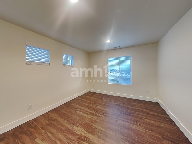 Building Photo - 1559 N Garnet Creek Ave