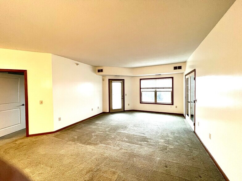 Building Photo - 2103 Silver Bell Rd