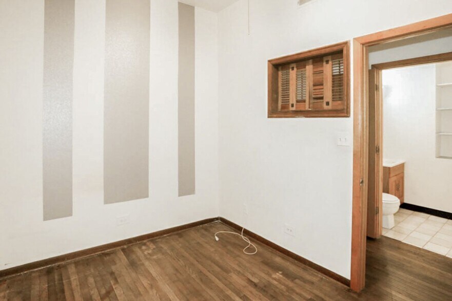 Building Photo - 869 W Lill Ave