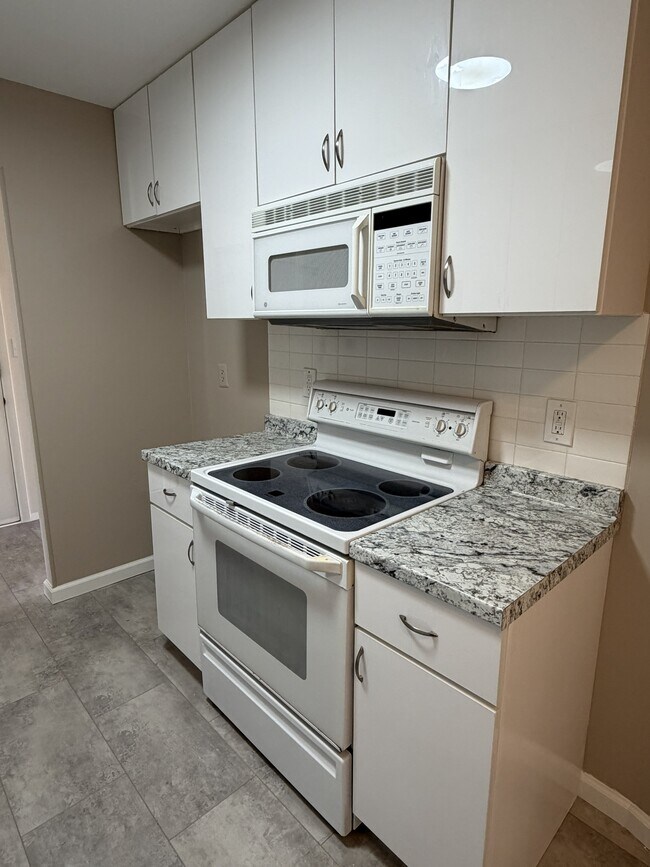 Building Photo - 84 Amberly Dr