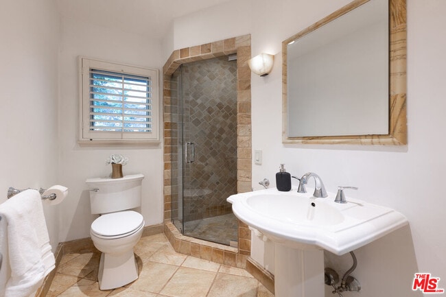 Building Photo - 2559 Hutton Dr