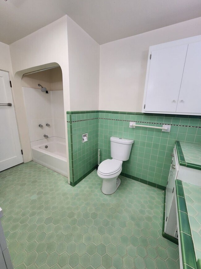 Building Photo - Adorable and Spacious 4 Bedroom Farmhouse W/Bonus Room- Water, Trash and Wifi Included!