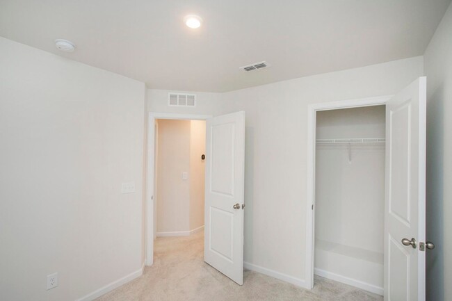 Building Photo - Beautiful Townhome in Antioch!