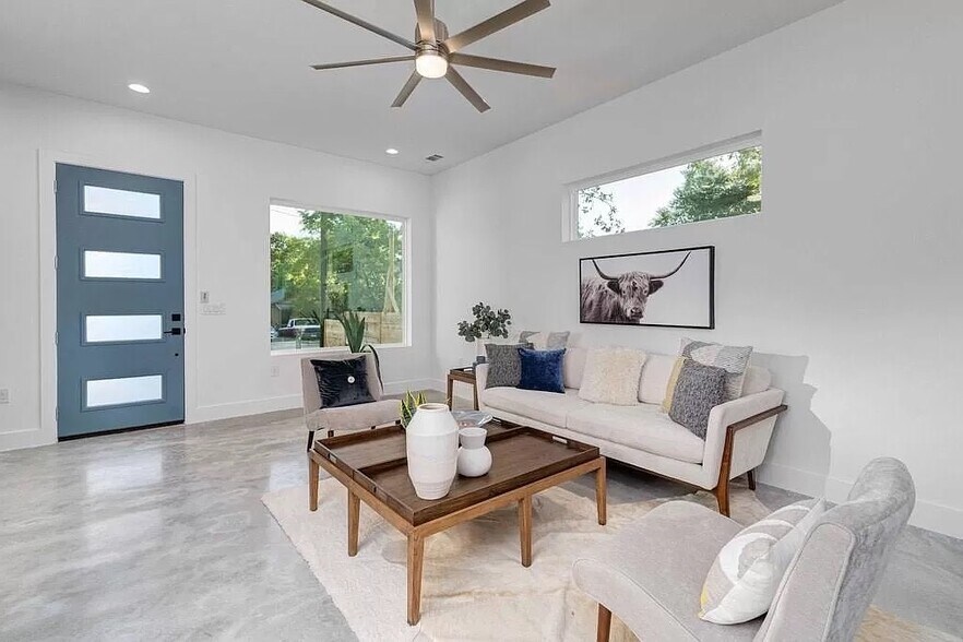 Building Photo - 5008 Lott Ave