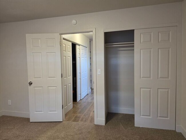 Building Photo - Clean upstairs 2 bedr.1 bath condo