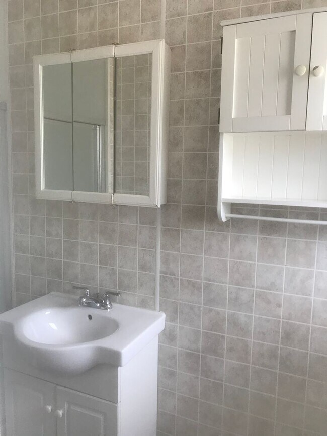 Building Photo - Spacious 3-Bedroom, 2-Bath First Floor  Ap...