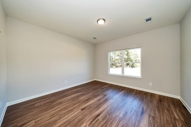 Building Photo - Newly Renovated Home in Brookwood!