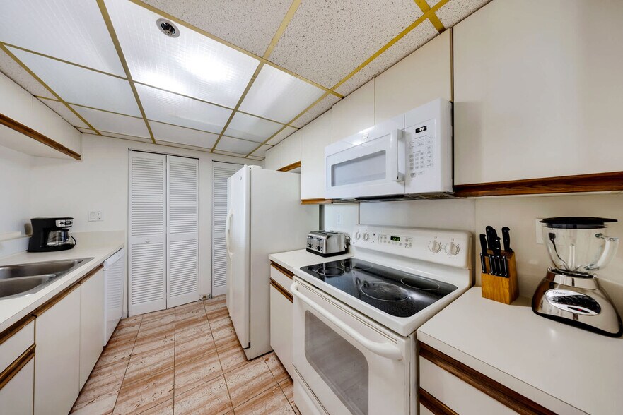 Building Photo - 1717 N Bayshore Dr